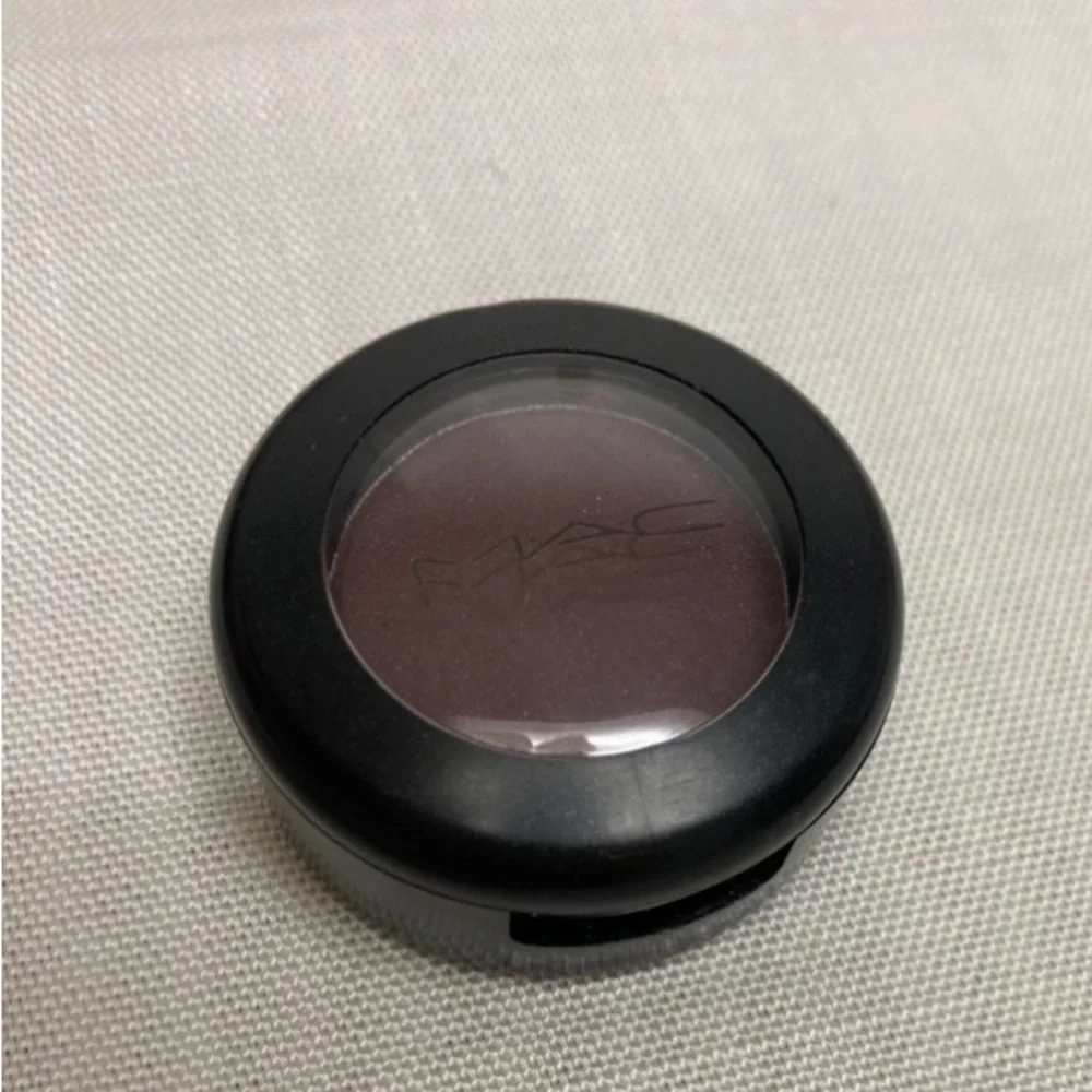 MAC Eyeshadow in Sketch (Velvet)